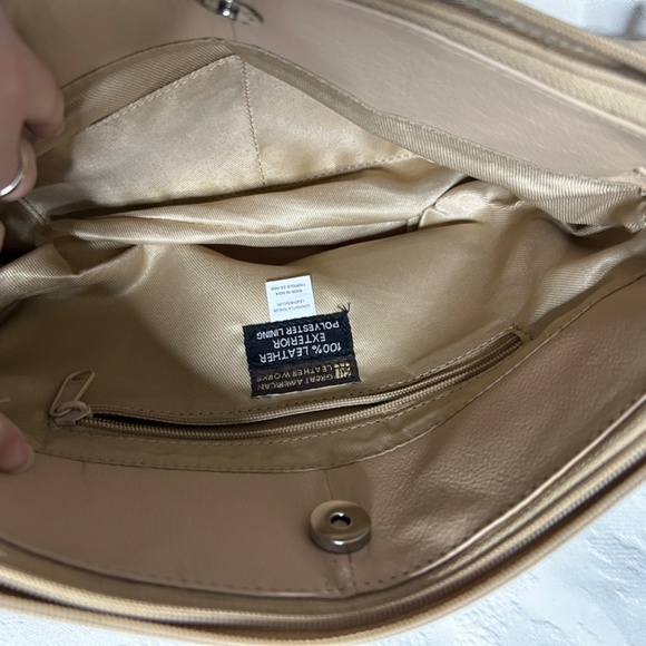 Great American Soft Tan Leather 3 Pocket Purse snap close and adjustable straps - Picture 14 of 14